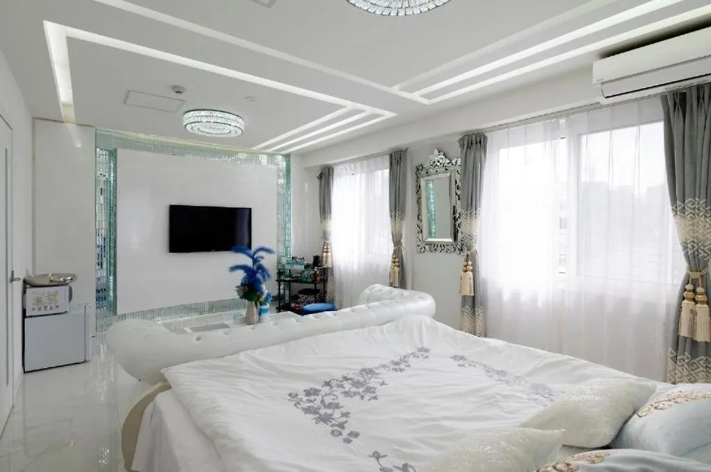 Reimi Mondo9 Tokyo Apartment